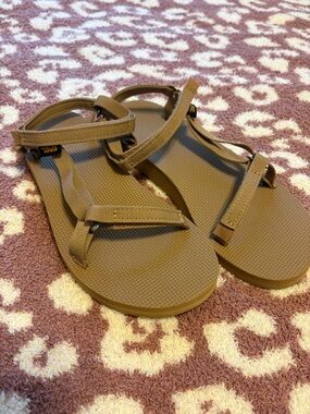 Teva Women's Universal Slim Sandal - TIGERS EYE TAN - sz 6